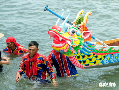 Du khách thích thú với màn đua thuyền Tứ Linh, ngắm đá ngầm Lý Sơn - Ảnh 13. Du khách thích thú với màn đua thuyền Tứ Linh, ngắm đá ngầm Lý Sơn - Ảnh 13.