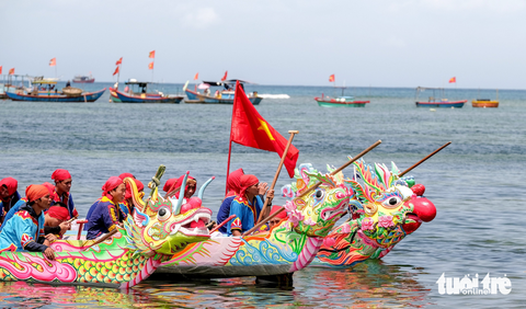 Du khách thích thú với màn đua thuyền Tứ Linh, ngắm đá ngầm Lý Sơn - Ảnh 14. Du khách thích thú với màn đua thuyền Tứ Linh, ngắm đá ngầm Lý Sơn - Ảnh 14.