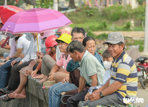 Du khách thích thú với màn đua thuyền Tứ Linh, ngắm đá ngầm Lý Sơn - Ảnh 2. Du khách thích thú với màn đua thuyền Tứ Linh, ngắm đá ngầm Lý Sơn - Ảnh 2.