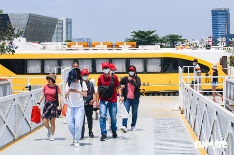 Buýt sông Sài Gòn kín chỗ ngày nghỉ lễ - Ảnh 3. Buýt sông Sài Gòn kín chỗ ngày nghỉ lễ - Ảnh 3.