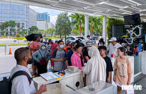 Buýt sông Sài Gòn kín chỗ ngày nghỉ lễ - Ảnh 4. Buýt sông Sài Gòn kín chỗ ngày nghỉ lễ - Ảnh 4.