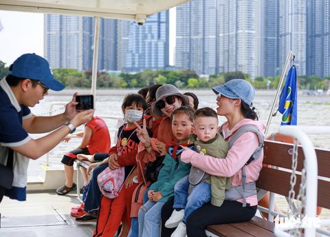 Buýt sông Sài Gòn kín chỗ ngày nghỉ lễ - Ảnh 5. Buýt sông Sài Gòn kín chỗ ngày nghỉ lễ - Ảnh 5.