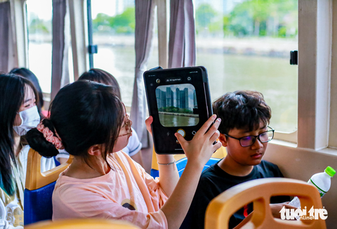 Buýt sông Sài Gòn kín chỗ ngày nghỉ lễ - Ảnh 6. Buýt sông Sài Gòn kín chỗ ngày nghỉ lễ - Ảnh 6.