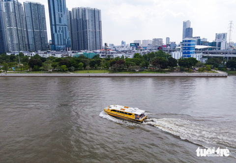 Buýt sông Sài Gòn kín chỗ ngày nghỉ lễ - Ảnh 9. Buýt sông Sài Gòn kín chỗ ngày nghỉ lễ - Ảnh 9.