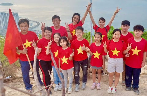 Việc chào cờ nhân ngày 30-4 tại ngọn núi xinh đẹp của TP Nha Trang là trải nghiệm khó quên với các bạn học sinh - Ảnh: THỤC NGHI Việc chào cờ nhân ngày 30-4 tại ngọn núi xinh đẹp của TP Nha Trang là trải nghiệm khó quên với các bạn học sinh - Ảnh: THỤC NGHI