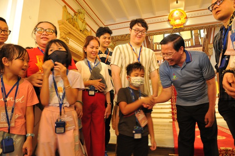 Chủ tịch Phan Văn Mãi làm chủ nhà lắng nghe khách tham quan - Ảnh 1. Chủ tịch Phan Văn Mãi làm chủ nhà lắng nghe khách tham quan - Ảnh 1.