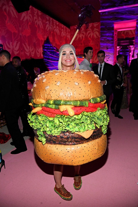20 khoảnh khắc làm Met Gala trở thành sự kiện thảm đỏ đáng mong chờ - Ảnh 10. 20 khoảnh khắc làm Met Gala trở thành sự kiện thảm đỏ đáng mong chờ - Ảnh 10.