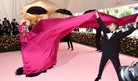 20 khoảnh khắc làm Met Gala trở thành sự kiện thảm đỏ đáng mong chờ - Ảnh 12. 20 khoảnh khắc làm Met Gala trở thành sự kiện thảm đỏ đáng mong chờ - Ảnh 12.