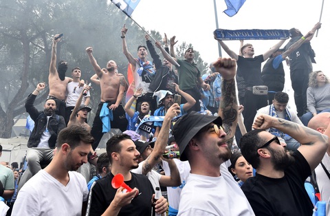 Napoli ăn mừng chức vô địch Serie A dù... chưa chính thức - Ảnh 1. Napoli ăn mừng chức vô địch Serie A dù... chưa chính thức - Ảnh 1.