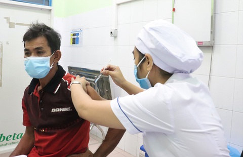 Lo mắc COVID-19, người dân TP.HCM đi tiêm vắc xin trong lễ - Ảnh 2. Lo mắc COVID-19, người dân TP.HCM đi tiêm vắc xin trong lễ - Ảnh 2.