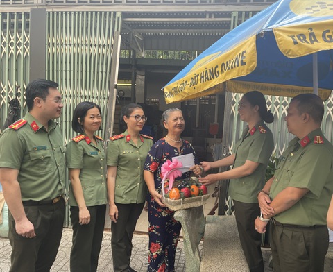 Lực lượng An ninh chính trị nội Công an TP.HCM: Đấu tranh hiệu quả với tội phạm phản động, gián điệp - Ảnh 1. BCH Phòng An ninh chính trị nội bộ trong một dịp thăm hỏi cán bộ hưu trí - Ảnh: C.A.