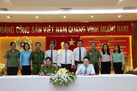 Lực lượng An ninh chính trị nội Công an TP.HCM: Đấu tranh hiệu quả với tội phạm phản động, gián điệp - Ảnh 2. Lễ ký kết quy chế phối hợp giữa Công an TP.HCM và Sở Thông tin và Truyền thông TP.HCM trong công tác bảo vệ an ninh quốc gia, đấu tranh phòng chống tội phạm thuộc lĩnh vực thông tin, truyền thông - Ảnh: C.A.