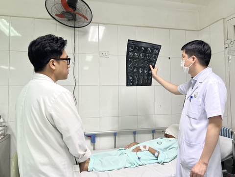 Phẫu thuật khối u xơ thần kinh khổng lồ ở vùng mặt - Ảnh 1. Phẫu thuật khối u xơ thần kinh khổng lồ ở vùng mặt - Ảnh 1.