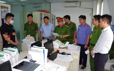 Nhân viên ngân hàng bị khởi tố vì cho vay lãi nặng - Ảnh 1. Nhân viên ngân hàng bị khởi tố vì cho vay lãi nặng - Ảnh 1.