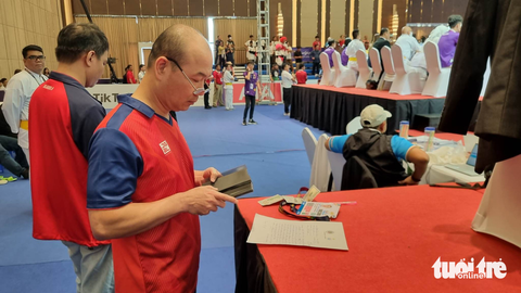 SEA Games: Hồng Ân bị tước HCV, sau khi Indonesia khiếu nại - Ảnh 2. Ông Hoàng Quốc Vinh phó đoàn vừa viết xong đơn kiện - Ảnh: HUY ĐĂNG