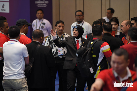 SEA Games: Hồng Ân bị tước HCV, sau khi Indonesia khiếu nại - Ảnh 3. Ban huấn luyện Indonesia phản ứng quyết liệt sau khi Hồng Ân giành HCV - Ảnh: NAM TRẦN