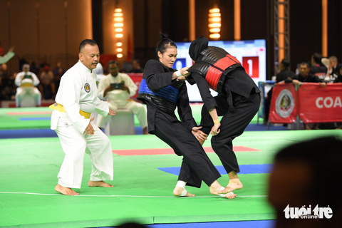 SEA Games: Hồng Ân mang về HCV thứ 40 cho Việt Nam - Ảnh 2. Võ sĩ Nguyễn Hoàng Hồng Ân (giáp xanh) đã có chiến thắng ngoạn mục trước đối thủ Indonesia - Ảnh: NAM TRẦN