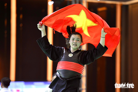 SEA Games: Pencak silat lập 'hat-trick vàng', Việt Nam có 42 HCV - Ảnh 4. Thu Nghĩa ăn mừng HCV - Ảnh: NAM TRẦN