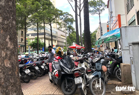 Nhiều bãi giữ xe chiếm vỉa hè trước bệnh viện, Sở GTVT TP.HCM yêu cầu khẩn trương thu hồi - Ảnh 1. Nhiều bãi giữ xe chiếm vỉa hè trước bệnh viện, Sở GTVT TP.HCM yêu cầu khẩn trương thu hồi - Ảnh 1.