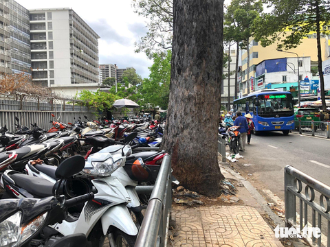 Nhiều bãi giữ xe chiếm vỉa hè trước bệnh viện, Sở GTVT TP.HCM yêu cầu khẩn trương thu hồi - Ảnh 2. Nhiều bãi giữ xe chiếm vỉa hè trước bệnh viện, Sở GTVT TP.HCM yêu cầu khẩn trương thu hồi - Ảnh 2.
