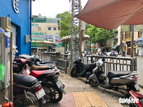 Nhiều bãi giữ xe chiếm vỉa hè trước bệnh viện, Sở GTVT TP.HCM yêu cầu khẩn trương thu hồi - Ảnh 3. Nhiều bãi giữ xe chiếm vỉa hè trước bệnh viện, Sở GTVT TP.HCM yêu cầu khẩn trương thu hồi - Ảnh 3.