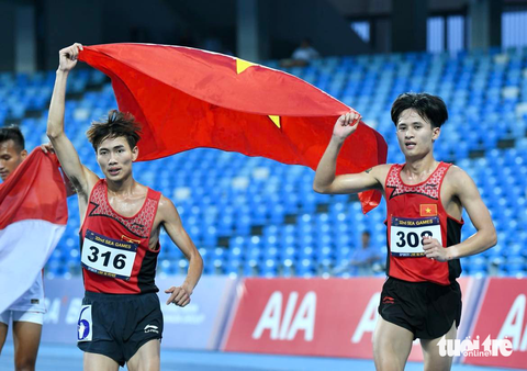 SEA Games: Trung Cường đoạt HCV 3.000m vượt chướng ngại vật - Ảnh 3. Nguyễn Trung Cường (phải) và Lê Tiến Long đã lần lượt giành HCV, HCB ở 3.000m vượt chướng ngại vật nam - Ảnh: NAM TRẦN