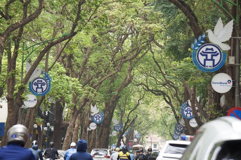Mong trang trí thành phố Hà Nội bớt rườm rà, bớt ‘quê’ - Ảnh 4. Mong trang trí thành phố Hà Nội bớt rườm rà, bớt ‘quê’ - Ảnh 4.