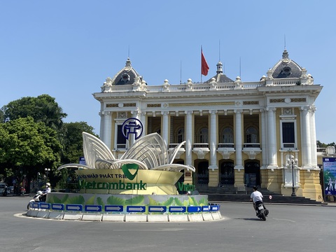 Mong trang trí thành phố Hà Nội bớt rườm rà, bớt ‘quê’ - Ảnh 1. Mong trang trí thành phố Hà Nội bớt rườm rà, bớt ‘quê’ - Ảnh 1.
