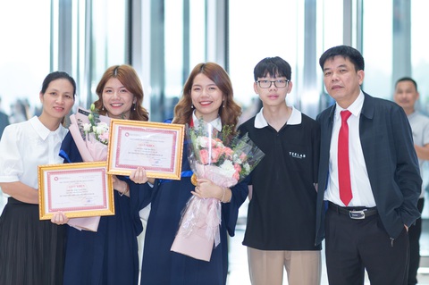 Thanh Minh, Thu Huyền chụp ảnh cùng bố mẹ và em trai trong lễ trao bằng tốt nghiệp đợt 1 năm 2023 của Trường đại học Ngoại thương - Ảnh: NVCC Thanh Minh, Thu Huyền chụp ảnh cùng bố mẹ và em trai trong lễ trao bằng tốt nghiệp đợt 1 năm 2023 của Trường đại học Ngoại thương - Ảnh: NVCC