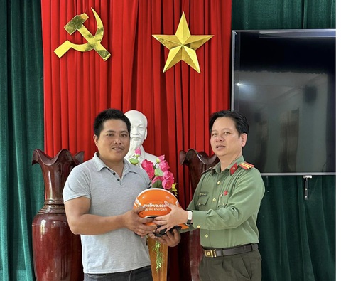 Người đàn ông dũng cảm cứu 4 người trong gia đình bị đuối nước khi tắm suối - Ảnh 1. Người đàn ông dũng cảm cứu 4 người trong gia đình bị đuối nước khi tắm suối - Ảnh 1.