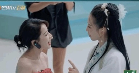 Chi Pu lại bị Thái Thiếu Phân gài hàng, sơ hở là dạy tiếng Trung cho đàn em - Ảnh 1. Chi Pu lại bị Thái Thiếu Phân gài hàng, sơ hở là dạy tiếng Trung cho đàn em - Ảnh 1.