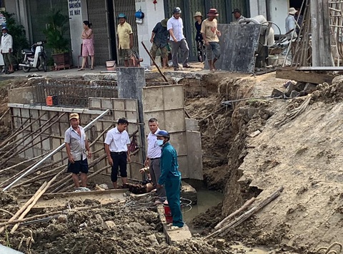 Vợ bị đất lở phủ kín, chồng cùng đồng nghiệp đào bới cứu không kịp - Ảnh 1. Vợ bị đất lở phủ kín, chồng cùng đồng nghiệp đào bới cứu không kịp - Ảnh 1.