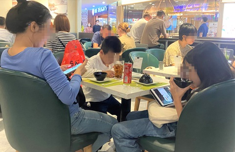 Chung bàn ăn nhưng mỗi người một điện thoại, máy tính bảng lướt mạng, không giao tiếp, nói chuyện cùng nhau - Ảnh: Q.L. Chung bàn ăn nhưng mỗi người một điện thoại, máy tính bảng lướt mạng, không giao tiếp, nói chuyện cùng nhau - Ảnh: Q.L.
