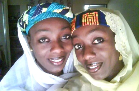Cặp song sinh cùng trứng Ameena Hassana và Hadiza Hussaina ở Nigeria - Ảnh: Daily Trust Cặp song sinh cùng trứng Ameena Hassana và Hadiza Hussaina ở Nigeria - Ảnh: Daily Trust