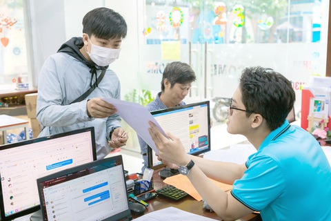 Thí sinh nộp hồ sơ đăng ký xét tuyển sớm tại Trường ĐH Công nghiệp thực phẩm TP.HCM - Ảnh: VĂN VŨ Thí sinh nộp hồ sơ đăng ký xét tuyển sớm tại Trường ĐH Công nghiệp thực phẩm TP.HCM - Ảnh: VĂN VŨ