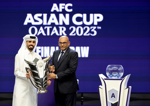 Việt Nam cùng bảng với Indonesia, Iraq và Nhật Bản ở Asian Cup 2023 - Ảnh 3. Chiếc cúp bạc của Asian Cup 2023 - Ảnh; REUTERS