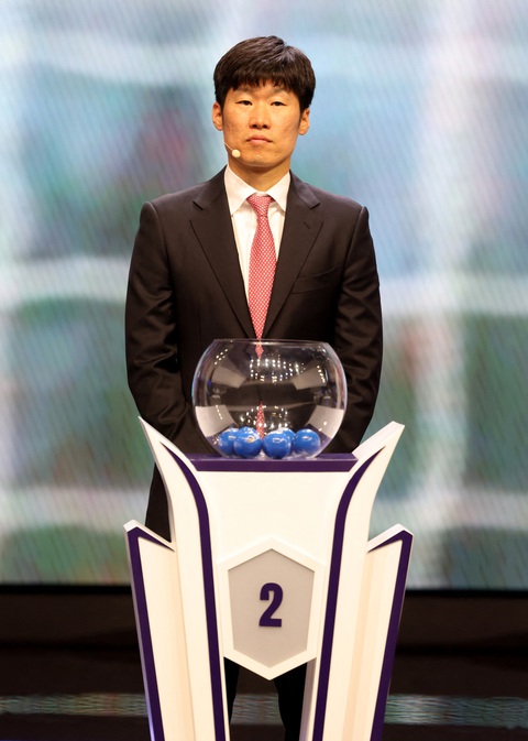 Việt Nam cùng bảng với Indonesia, Iraq và Nhật Bản ở Asian Cup 2023 - Ảnh 3. Huyền thoại bóng đá Hàn Quốc Park Ji Sung tại lễ bốc thăm chia bảng Asian Cup 2023 - Ảnh: REUTERS