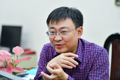 Hiệu quả từ Tem thông minh trên bao bì sản phẩm phân bón Lâm Thao - Ảnh 2. Ông Trần Đại Nghĩa, trưởng phòng kỹ thuật an toàn và môi trường, Công ty cổ phần Supe phốt phát và Hóa chất Lâm Thao - Ảnh: NAM TRẦN