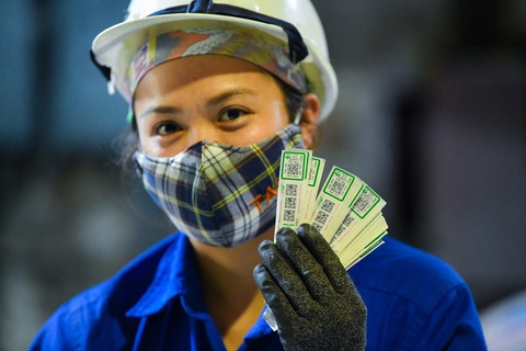 Hiệu quả từ Tem thông minh trên bao bì sản phẩm phân bón Lâm Thao - Ảnh 3. Công nhân tiến hành dán tem thông minh - Ảnh: NAM TRẦN