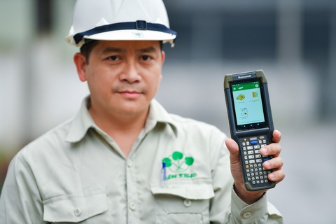 Hiệu quả từ Tem thông minh trên bao bì sản phẩm phân bón Lâm Thao - Ảnh 5. Công nhân sử dụng máy kiểm tra mã QR - Ảnh: NAM TRẦN