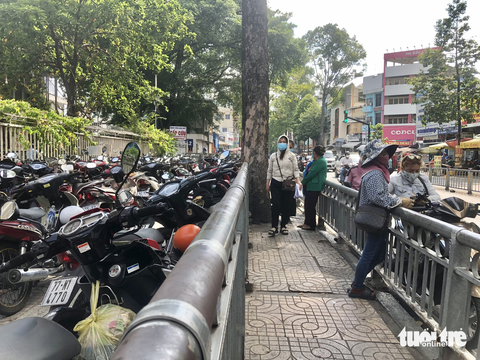 Nhiều bãi giữ xe chiếm vỉa hè trước bệnh viện, Sở GTVT TP.HCM yêu cầu khẩn trương thu hồi - Ảnh 5. Nhiều bãi giữ xe chiếm vỉa hè trước bệnh viện, Sở GTVT TP.HCM yêu cầu khẩn trương thu hồi - Ảnh 5.