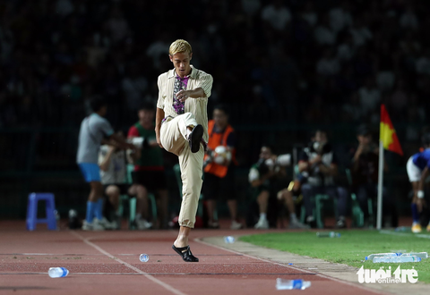 Keisuke Honda không có đũa thần để giúp bóng đá Campuchia - Ảnh 2. Keisuke Honda không có đũa thần để giúp bóng đá Campuchia - Ảnh 2.