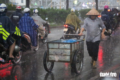 Nhiều nơi tại TP.HCM mưa sớm, Nam Bộ có dấu hiệu vào mùa mưa - Ảnh 2. Nhiều nơi tại TP.HCM mưa sớm, Nam Bộ có dấu hiệu vào mùa mưa - Ảnh 2.