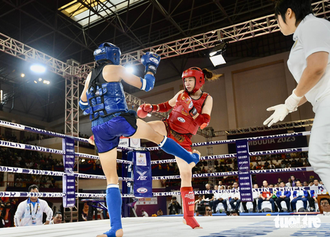 SEA Games ngày 11-5: Phương Thủy mang về HCV thứ 52 cho Việt Nam - Ảnh 4. Phương Thuỷ trong trận đấu với đối thủ chủ nhà Campuchia - Ảnh: NAM TRẦN