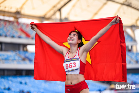 SEA Games ngày 11-5: Nguyễn Thị Huyền đoạt HCV 400m rào nữ - Ảnh 4. Niềm vui của Nguyễn Thị Huyền sau khi bảo vệ thành công tấm HCV 400m rào nữ - Ảnh: NAM TRẦN