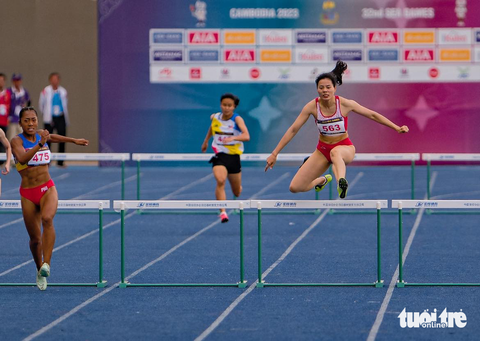 SEA Games ngày 11-5: Nguyễn Thị Huyền đoạt HCV 400m rào nữ - Ảnh 3. Nguyễn Thị Huyền với pha vượt rào - Ảnh: NAM TRẦN
