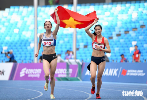 SEA Games ngày 11-5: Điền kinh giành 2 HCV liên tiếp - Ảnh 3. Nguyễn Thị Thu Hà (trái) và Bùi Thị Ngân ăn mừng sau khi lần lượt giành HCV, HCB 800m nữ - Ảnh: NAM TRẦN