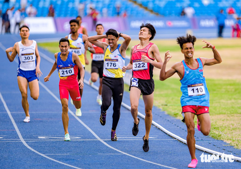 SEA Games ngày 11-5: Điền kinh giành 2 HCV liên tiếp - Ảnh 3. Lương Đức Phước (số 322) giành HCB nội dung 800m - Ảnh: NAM TRẦN