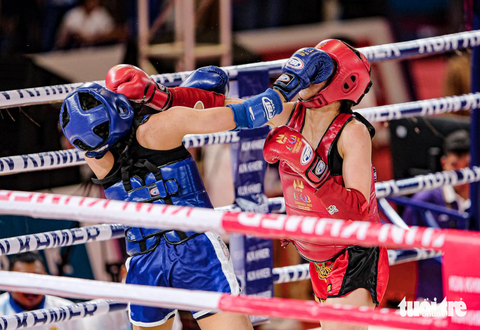 SEA Games ngày 11-5: Điền kinh giành 2 HCV liên tiếp - Ảnh 4. Nguyễn Thị Chiêu (giáp đỏ) với pha ra đòn trúng mặt đối thủ - Ảnh: NAM TRẦN