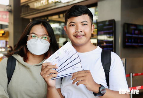 Người Campuchia đổ xô lấy vé xem trận bán kết nữ với Việt Nam - Ảnh 2. Người Campuchia đổ xô lấy vé xem trận bán kết nữ với Việt Nam - Ảnh 2.